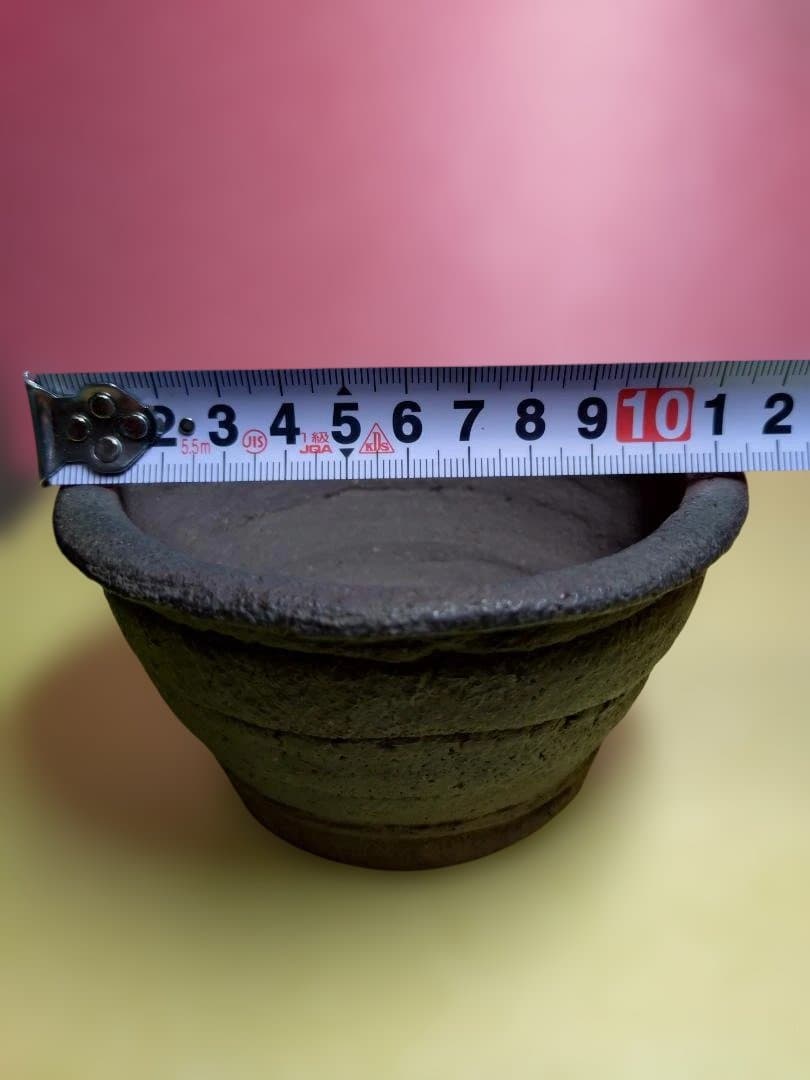 石製の丸型水鉢