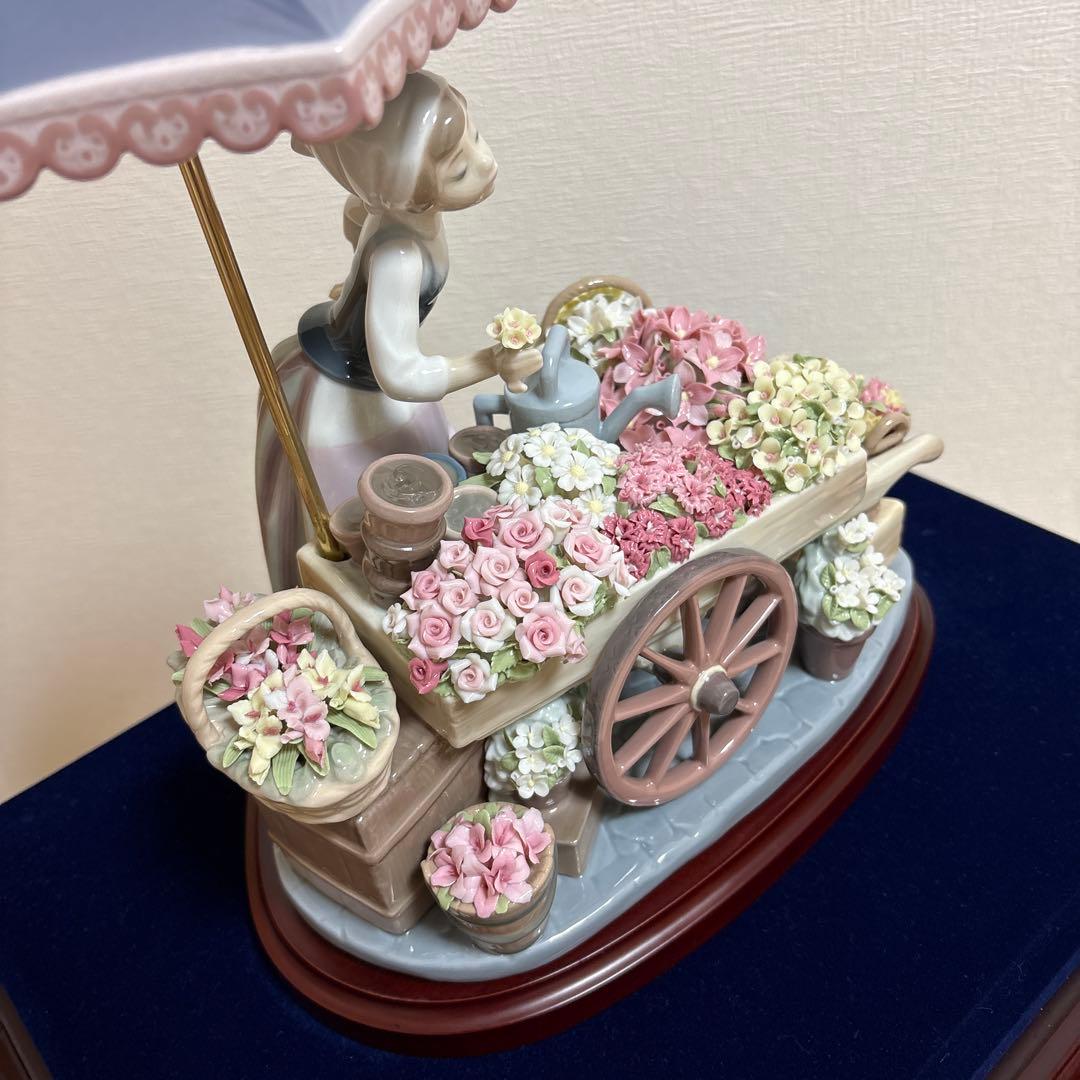 リヤドロ LLADRO [公園通りの花屋さん」ガラスケースと台座付き！綺麗！