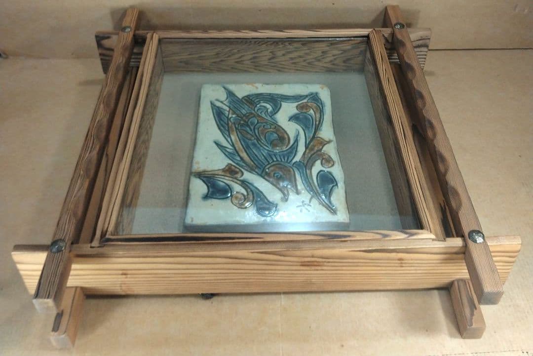 【本物保証】金城次郎 琉球陶器 壷屋焼笑魚紋陶額 出荷時紙箱 栞 人間国宝 壺屋