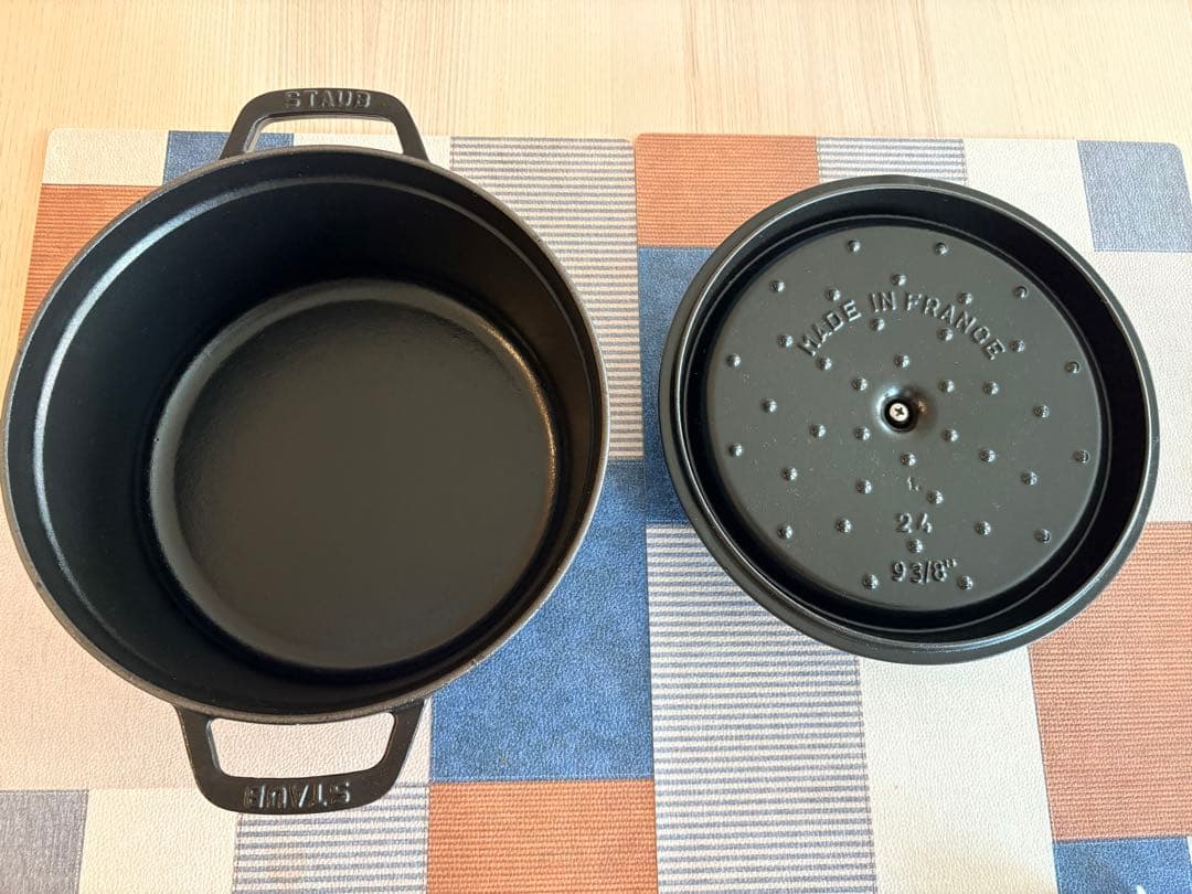 ストウブ ピコ・ココットラウンド ブラック 24cm ウッドリッドホルダー