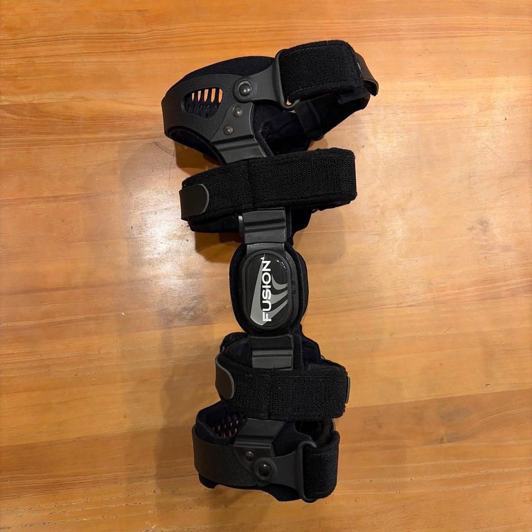 8*r様 【プレゼントあり】BREG FUSION 右膝用 装具 前十字靭帯