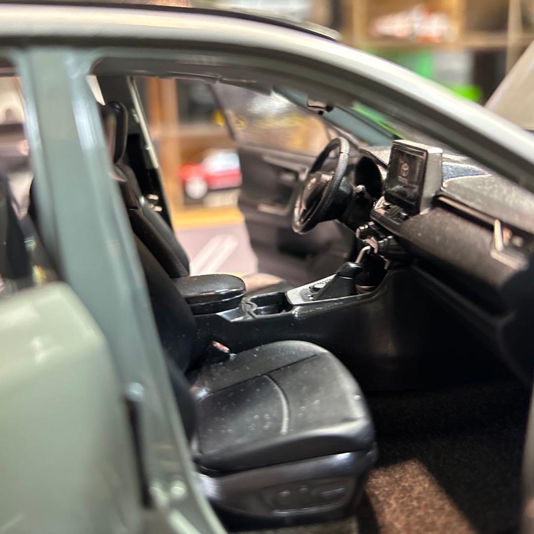 1/18 トヨタRAV4アッシュグレーメタリック×アーバンカーキ フル開閉モデル