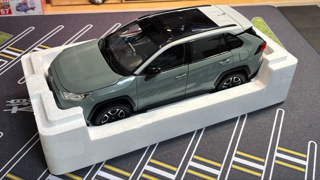 1/18 トヨタRAV4アッシュグレーメタリック×アーバンカーキ フル開閉モデル