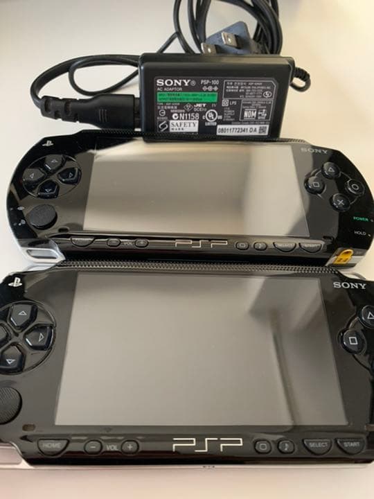 【まとめ売り】PSP2台、充電機、イヤホン用コードのセット
