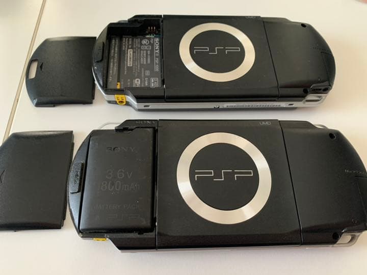 【まとめ売り】PSP2台、充電機、イヤホン用コードのセット
