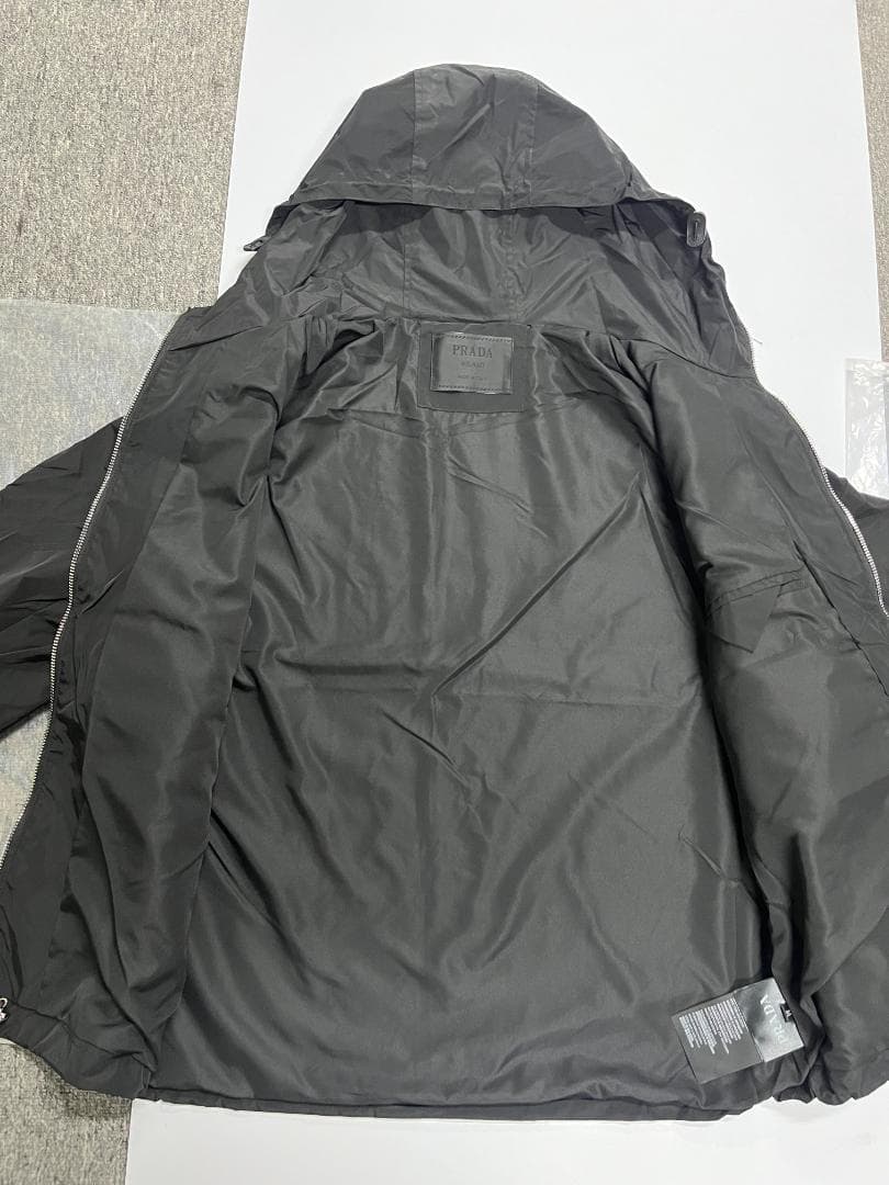 Prada ブラック ナイロンジャケット フード付き
