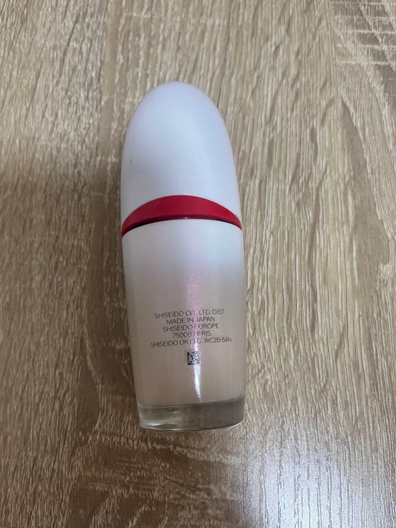 SHISEIDO エッセンス スキングロウ  ファンデーション　220