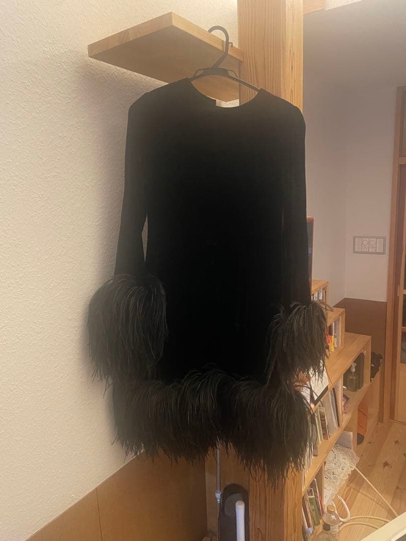 黒いフリンジ付きベルベットミニワンピース