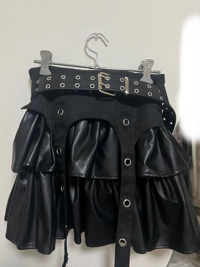 Amilige ハトメベルト付きPUフレアスカート