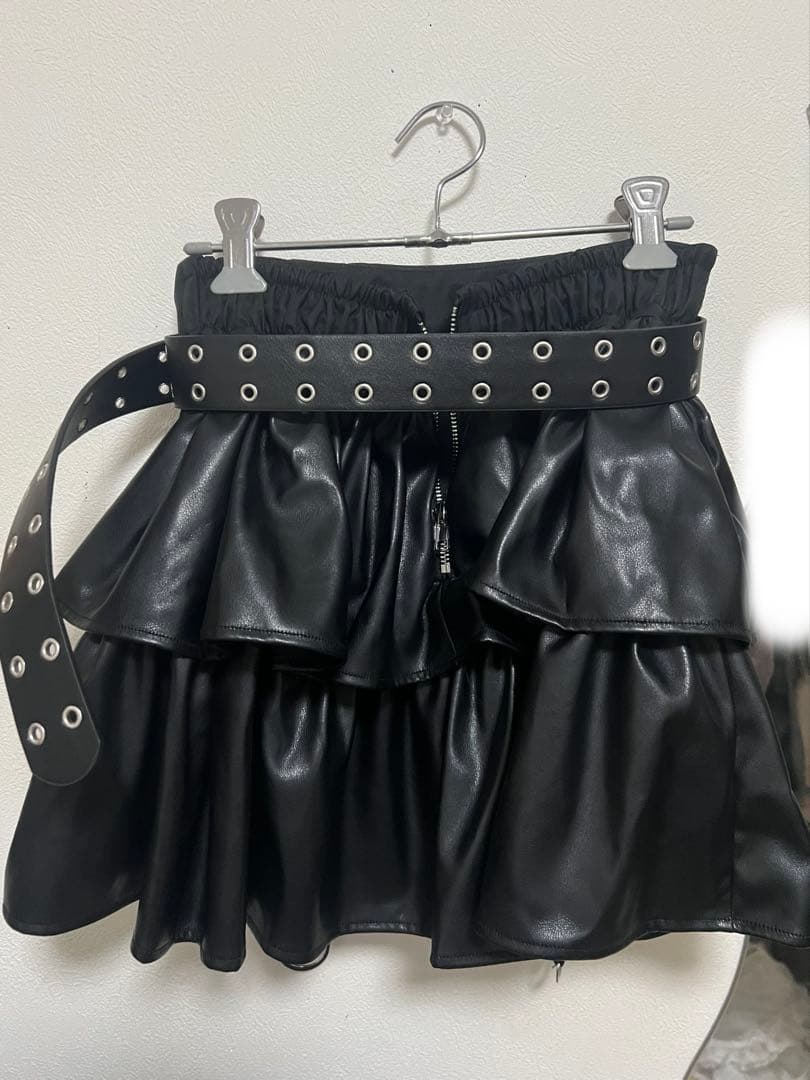 Amilige ハトメベルト付きPUフレアスカート