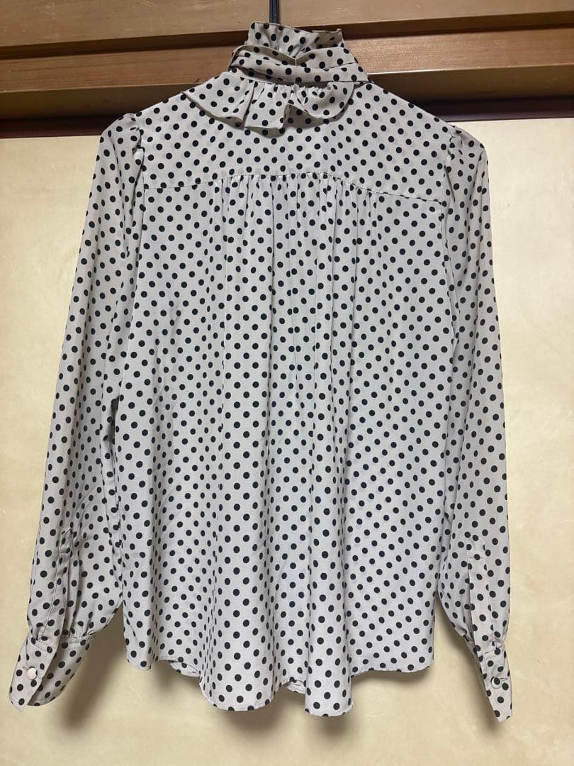 ルルウィルビー　デシンドットフリルボウタイブラウス　ベージュ　アルアバイル