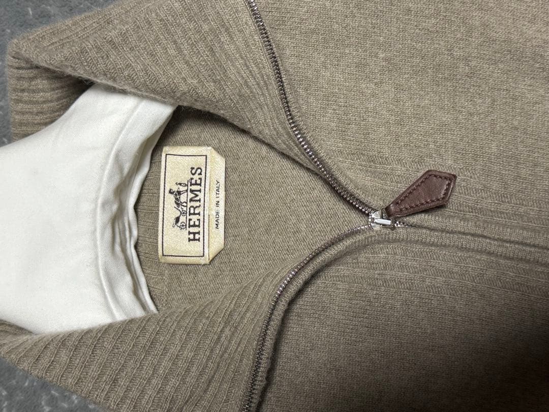 HERMES ベージュ ハイネック ジップアップセーター