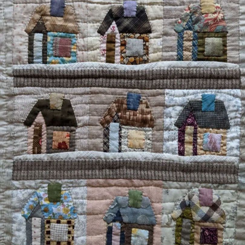 ハウスの冬景色　パッチワークキルト　タペストリー