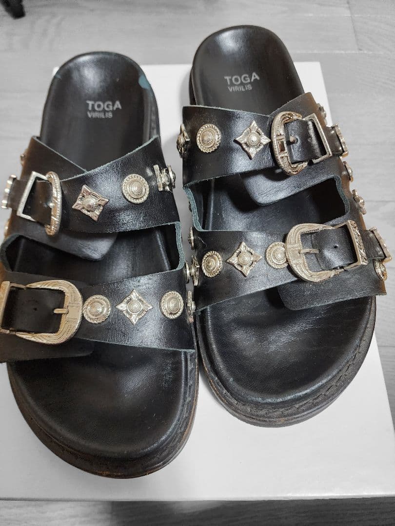 じ*様 【付属付確実正規】TOGA ブラック サンダル メタル装飾