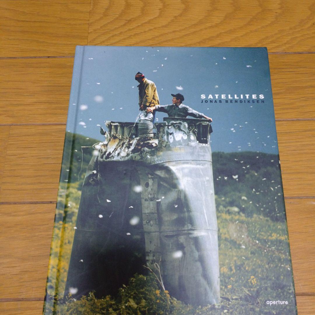 流*山様 SATELLITES Jonas Bendiksen