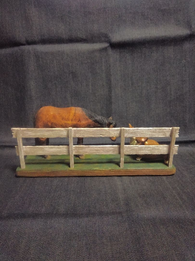 木彫りのコーギー2匹と馬