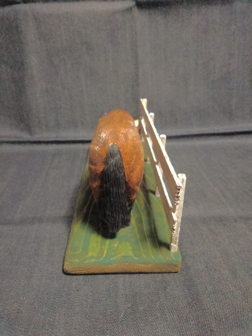 木彫りのコーギー2匹と馬