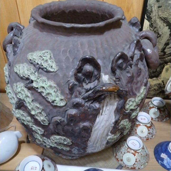 動物モチーフの陶器の大きな壺