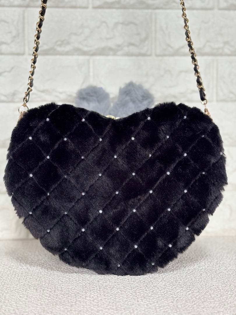 m*e様 コヤンイサムチョン　ハンドメイド　ハート型ファーショルダーバッグ　黒