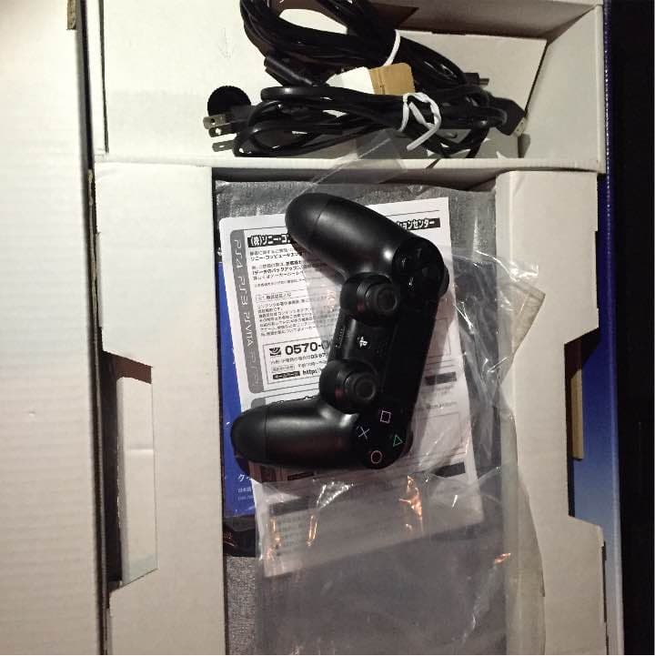 PS4本体  カセット3個 コントローラー２つ