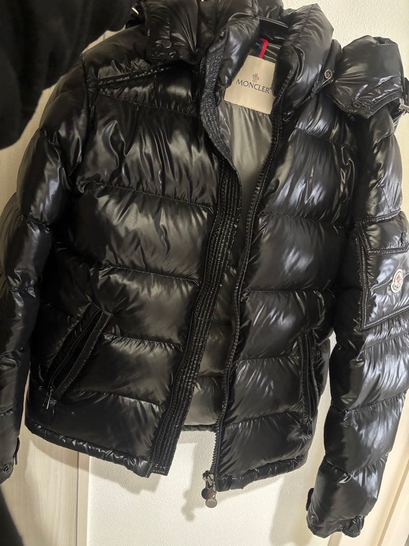 MONCLER ブラック ダウンジャケット フード付き