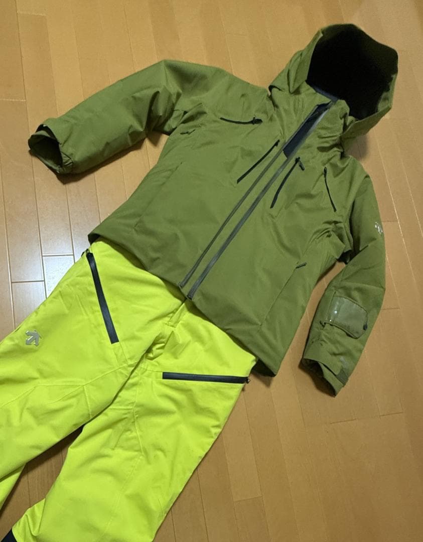 美品 デサント スキーウエアー ジャケット ＆ ビブ パンツ DESCENTE