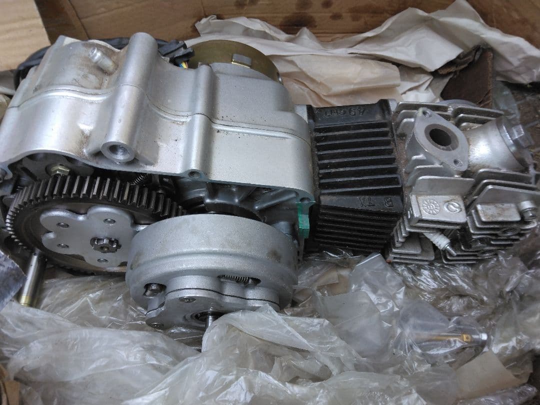 しんちゃん中華エンジン49ccエンジン シルバー アルミ製 ギア付き