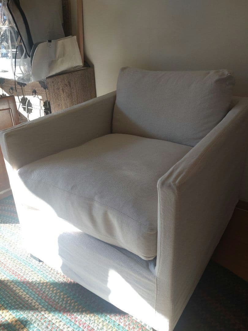 ザ・コンランショップ、 フェザークッションを使用したモダンな一人人掛けソファ