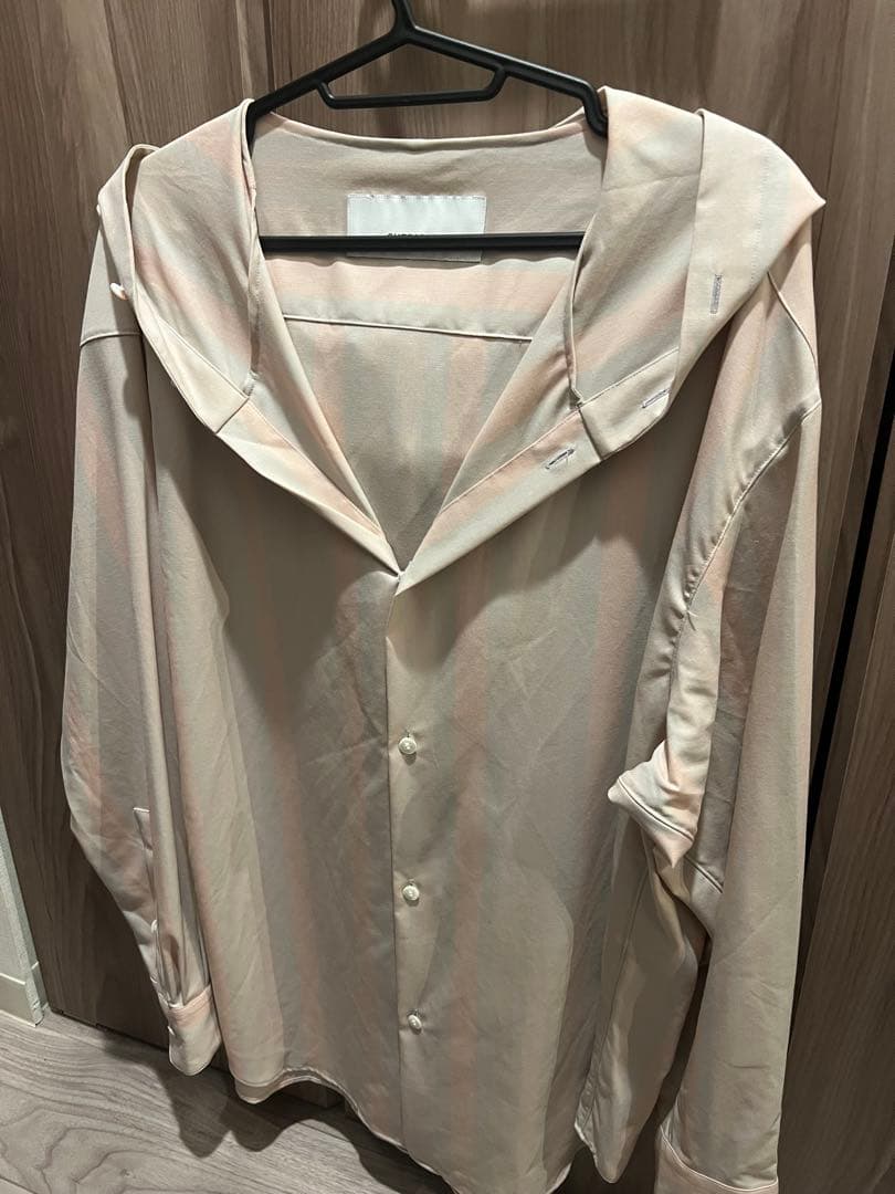 フード付きベージュシャツ