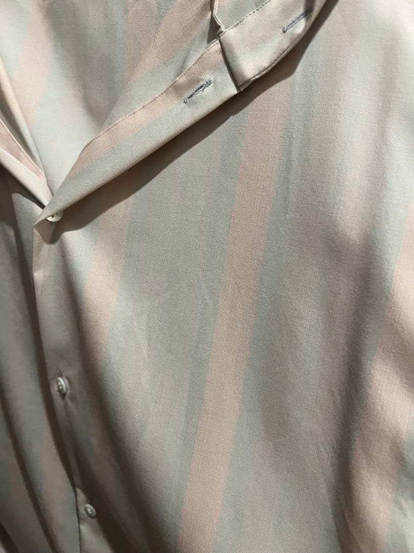 フード付きベージュシャツ