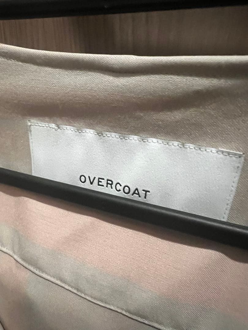 フード付きベージュシャツ