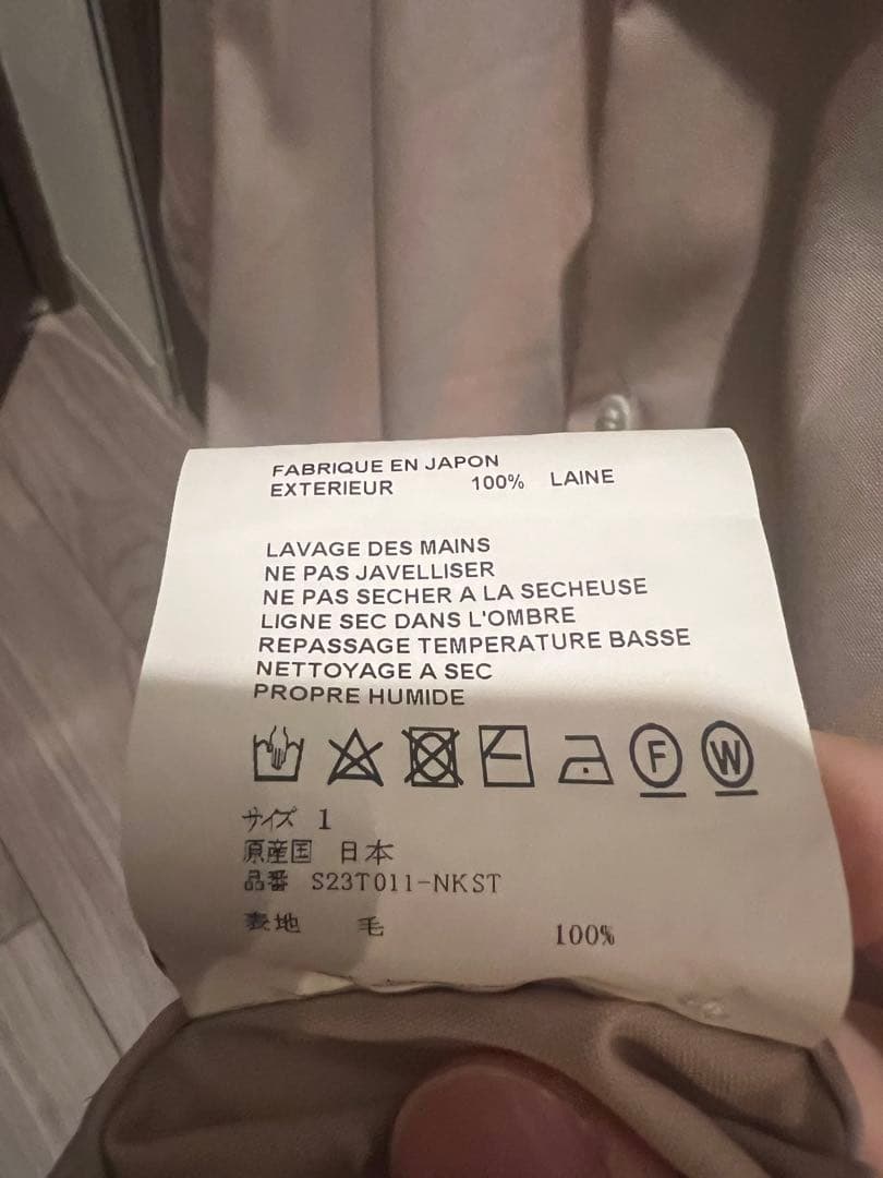 フード付きベージュシャツ