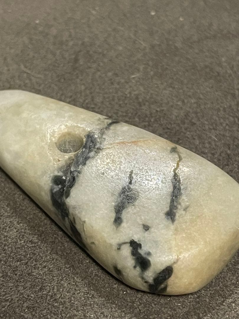 縄文時代　糸魚川翡翠大珠　出土品