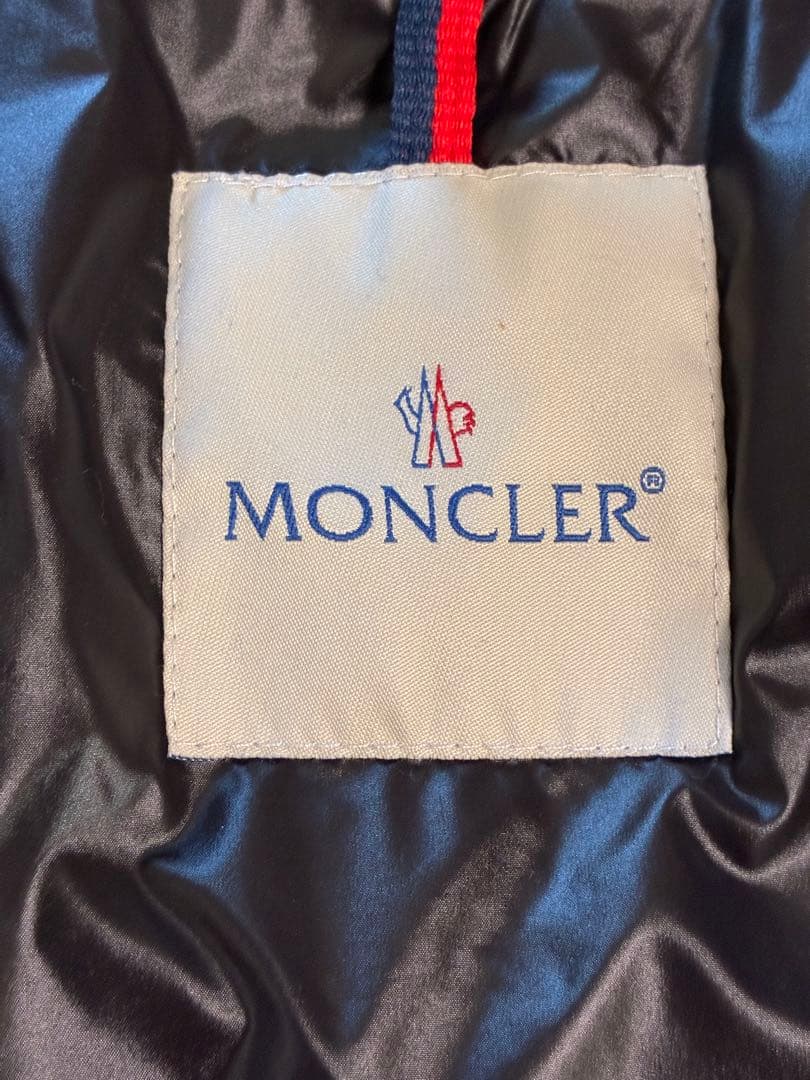 (希少)モンクレール ブラックダウンベスト 　　　Mの刺繍付き