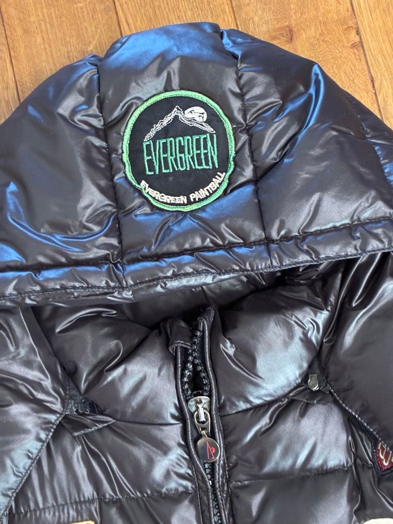 (希少)モンクレール ブラックダウンベスト 　　　Mの刺繍付き