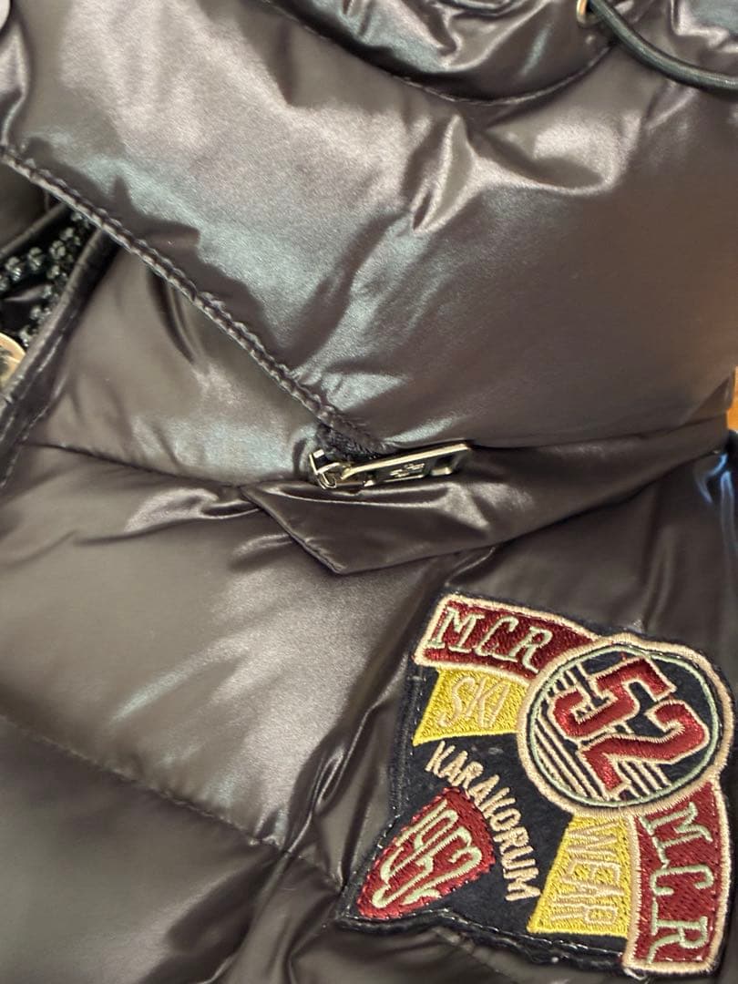 (希少)モンクレール ブラックダウンベスト 　　　Mの刺繍付き