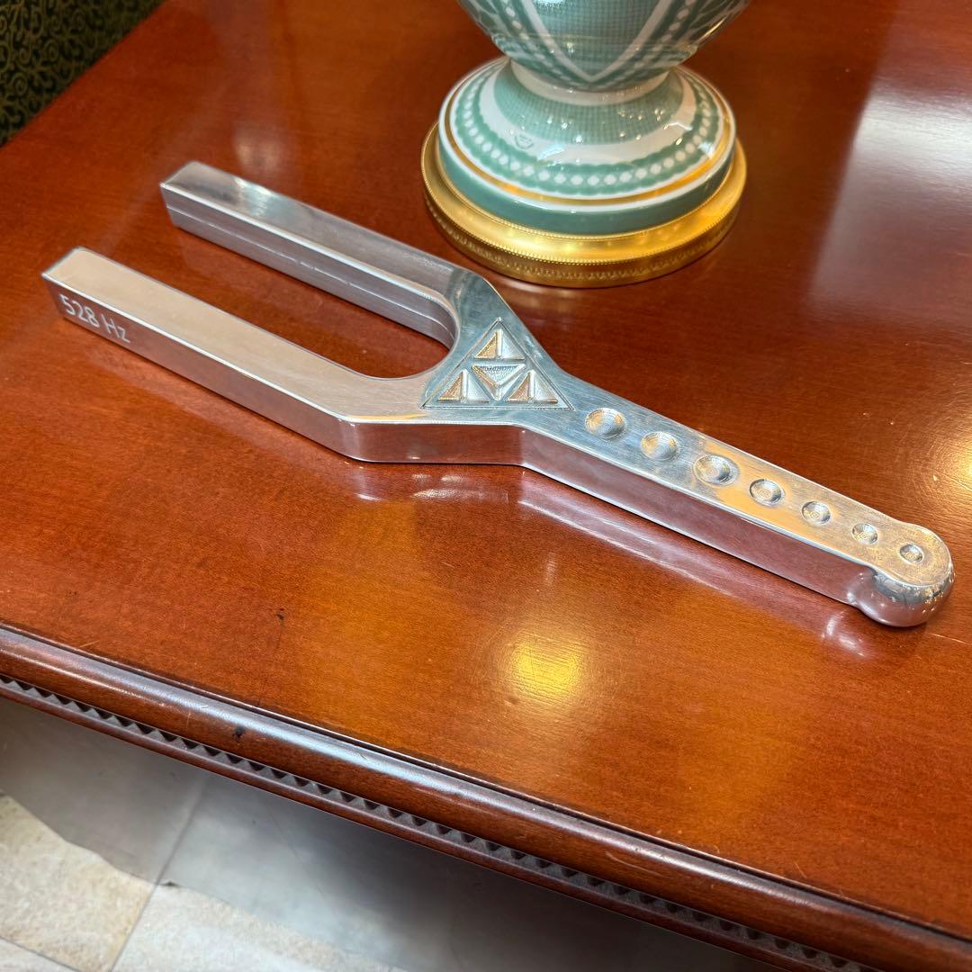 〈鈴様〉音叉　528 Hz 大型チューニングフォーク　ソルフェジオ周波数