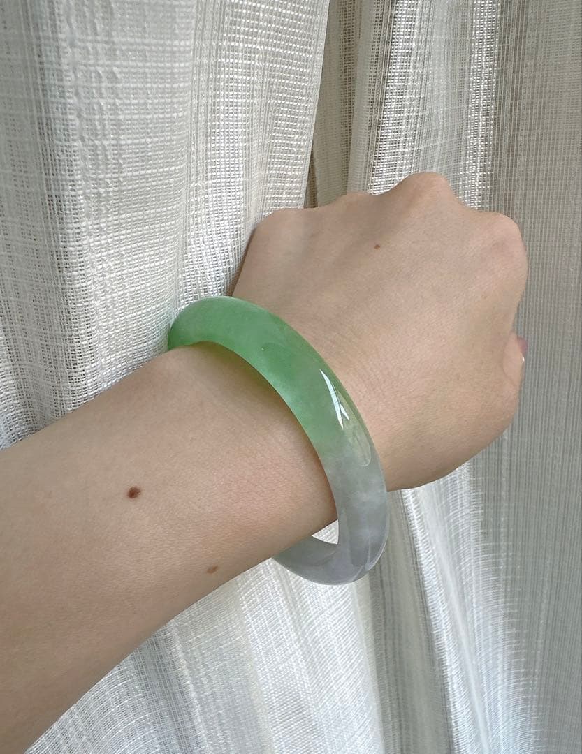 翡翠 ヒスイバングル 薄グリーンと薄グレーのグラデーション