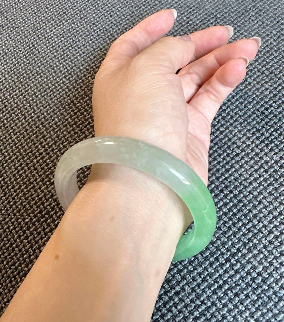 翡翠 ヒスイバングル 薄グリーンと薄グレーのグラデーション