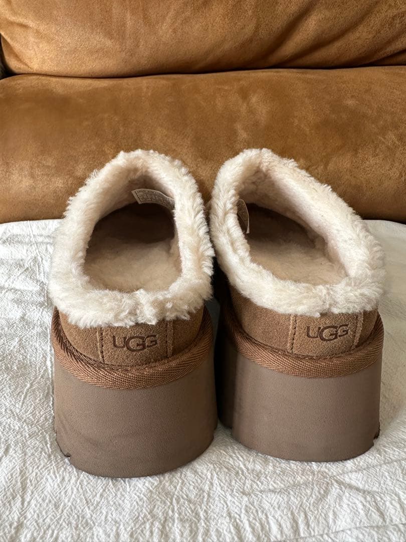 一度使用のみ美品UGG ニュー ハイツ コージー クロッグ5/22cm