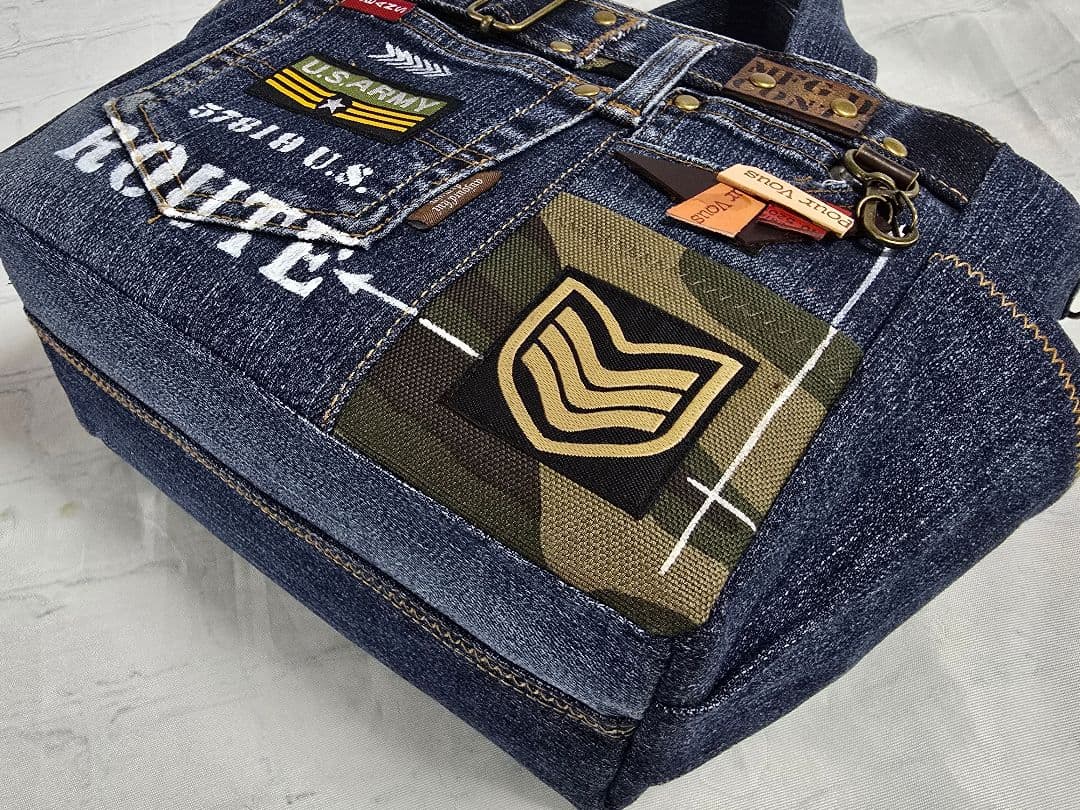 デニムリメイクトートバッグ ◆底板 ◆ショルダー紐 ◆ファスナー付き ◆ポーチ