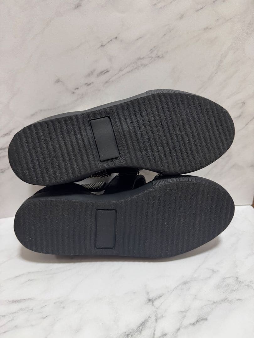 TOGA PULLA メタル装飾 ブラックサンダル