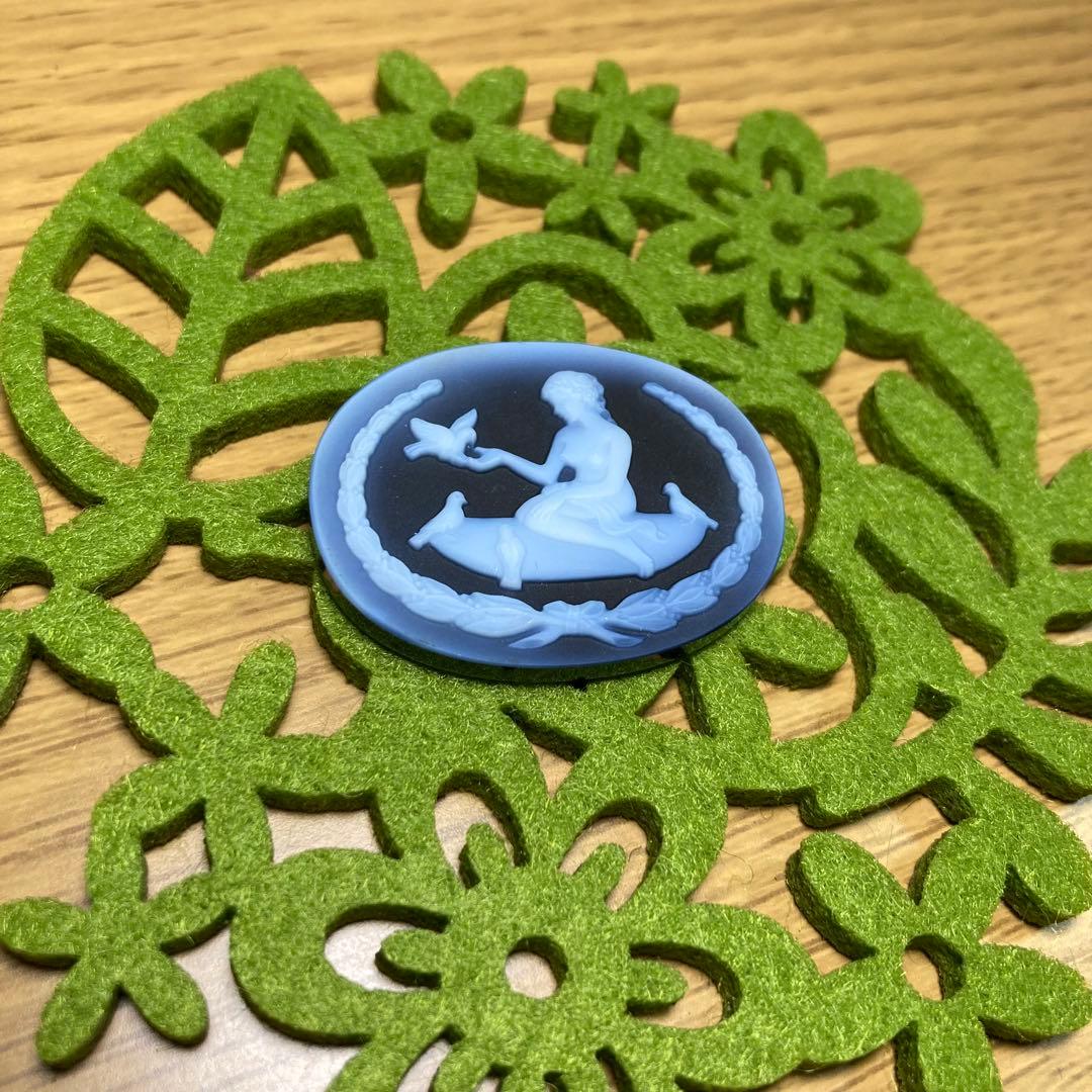 青色女性と鳥の彫刻ルース　ゲルバルドシュミット