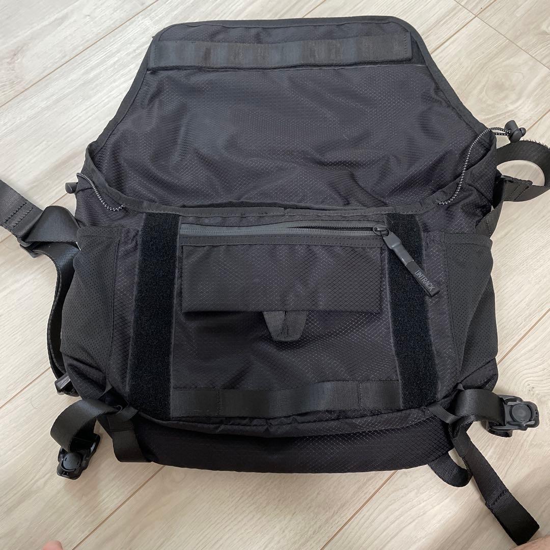 UNTRACK メッセンジャーバッグ