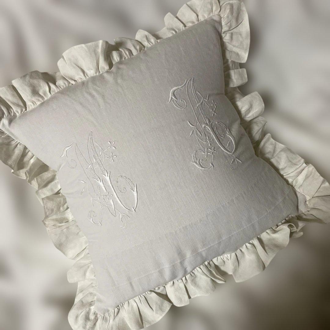 アンティークモノグラム　リメイククッション