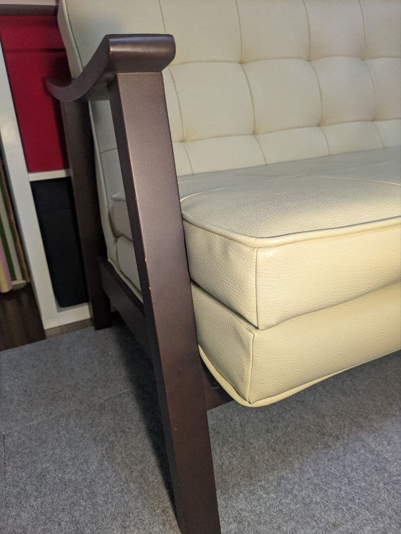 クリーム色 2人掛けソファ モダンデザイン