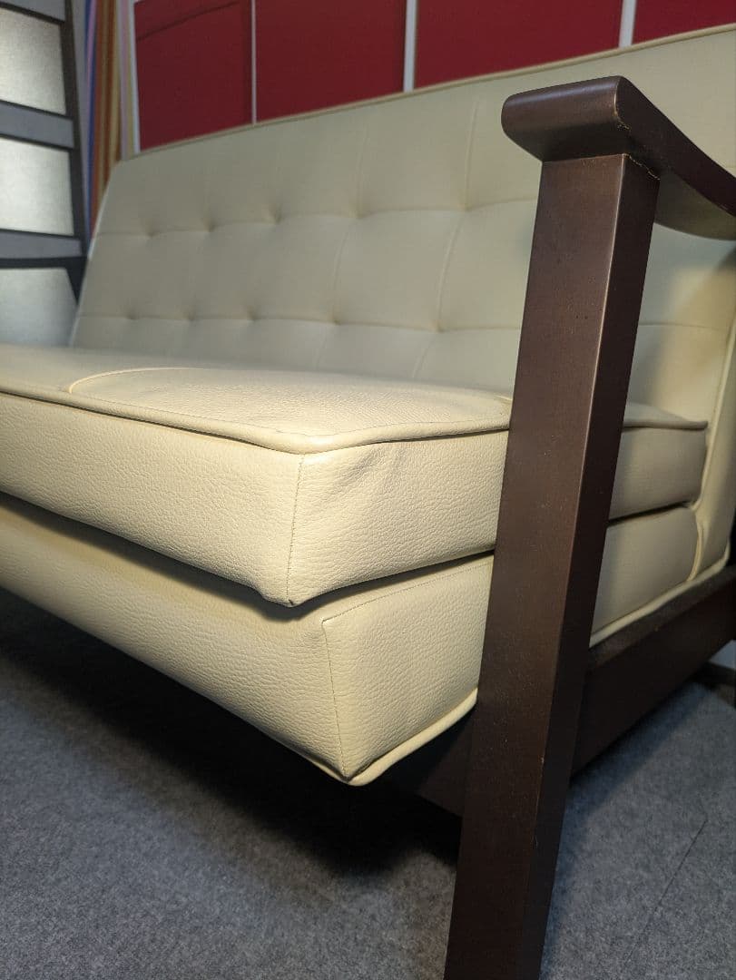 クリーム色 2人掛けソファ モダンデザイン