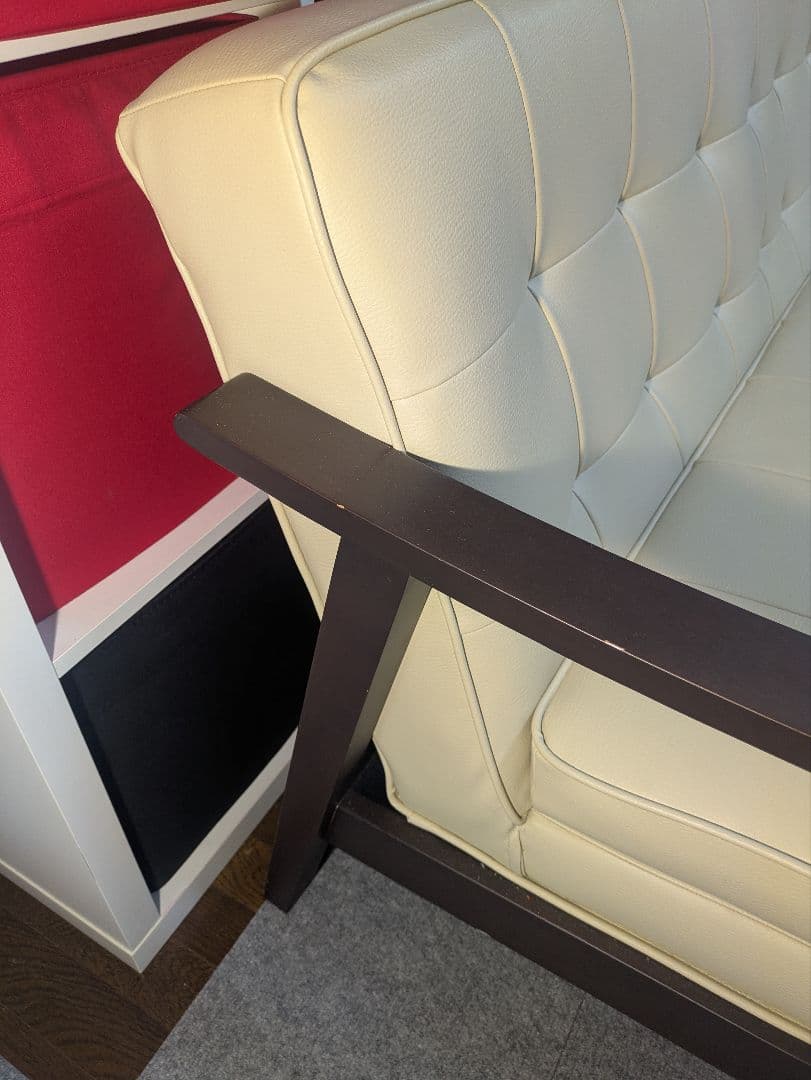 クリーム色 2人掛けソファ モダンデザイン