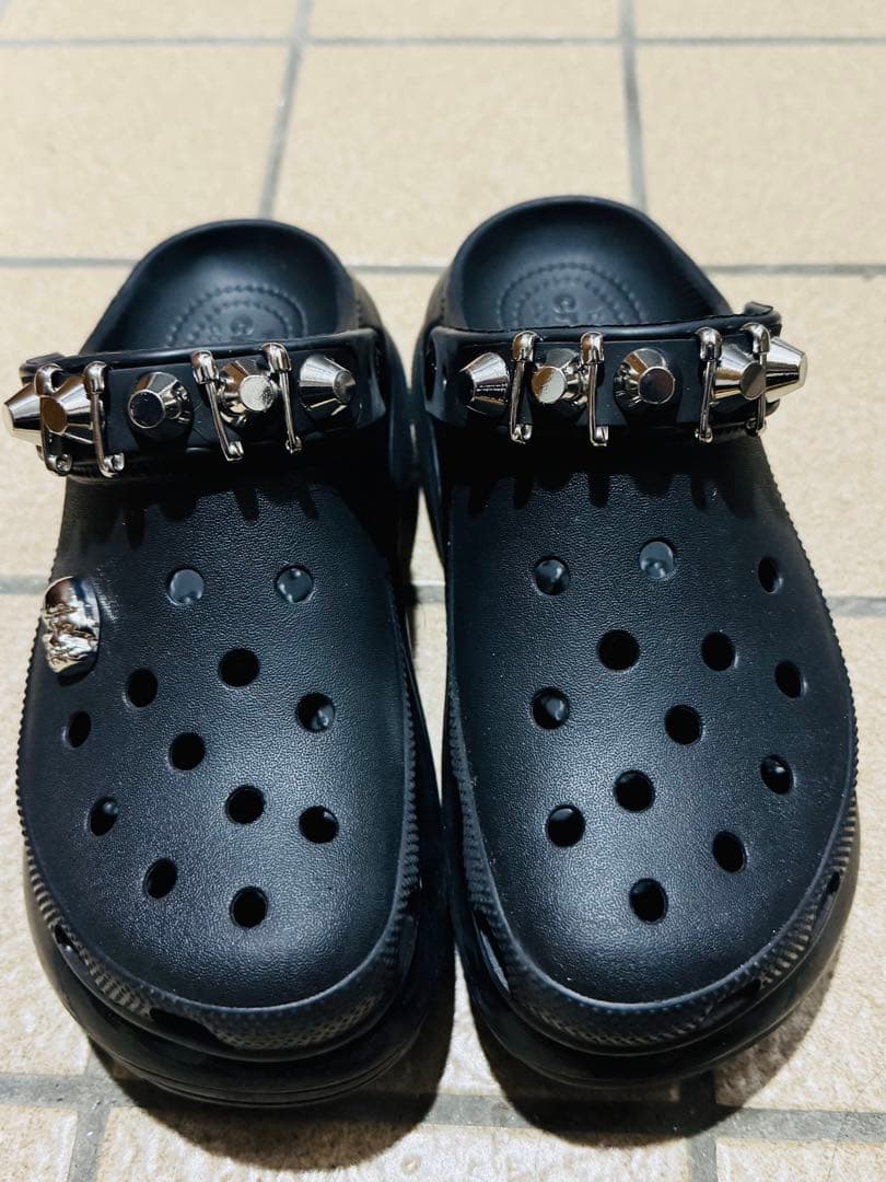 美品✨CROCS メガクラッシュ　M5/W7 店舗限定スタッズ 厚底サンダル♪