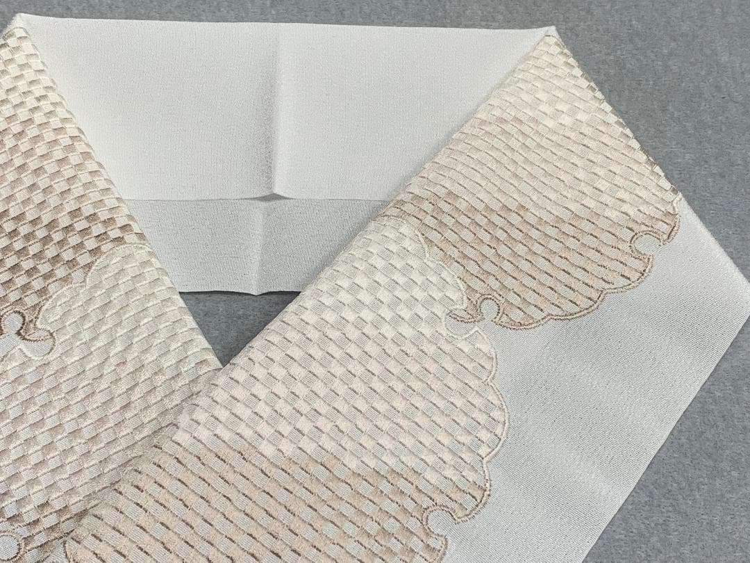 新入荷　京都『衿秀謹製』！オシャレな刺しゅう半衿（白地　雪輪・市松）　限定品